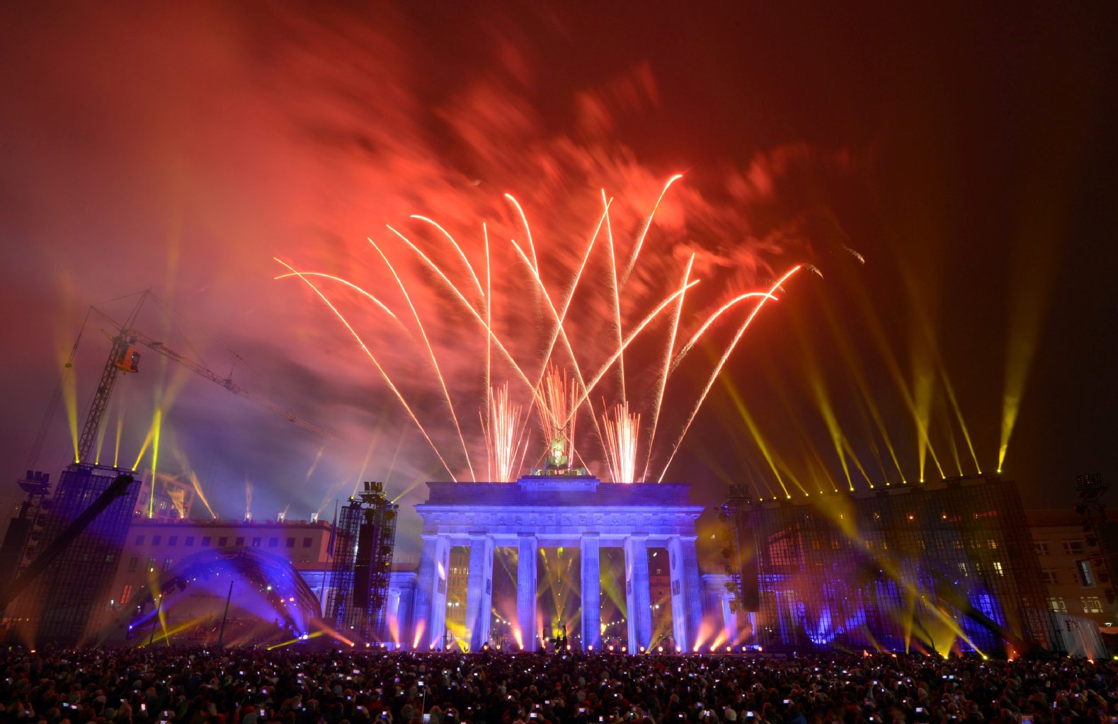 Berlins Regierender Bürgermeister Klaus Wowereit (SPD) schickte am Brandenburger Tor die ersten Ballons mit den Worten „für Frieden und Freiheit“ in den Himmel.