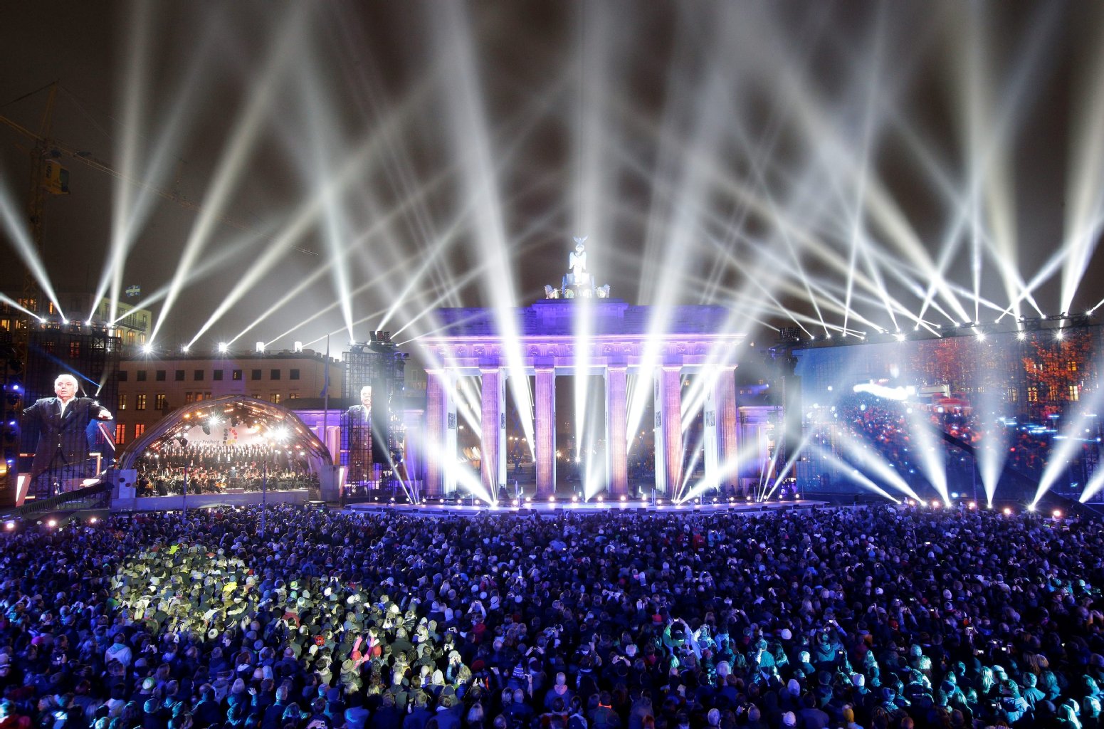 Die Berliner Philharmoniker spielten vor dem Brandenburger Tor.