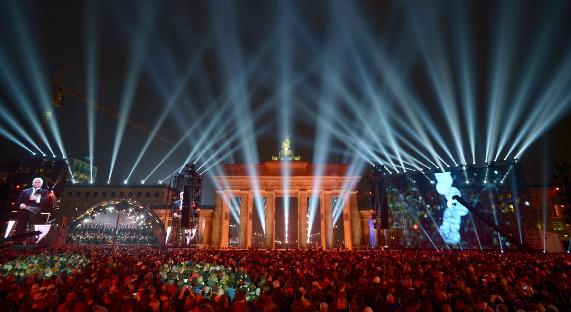 Musik, Feuerwerk, Lichtshow: Den Besuchern wurde am Brandenburger Tor einiges geboten.
