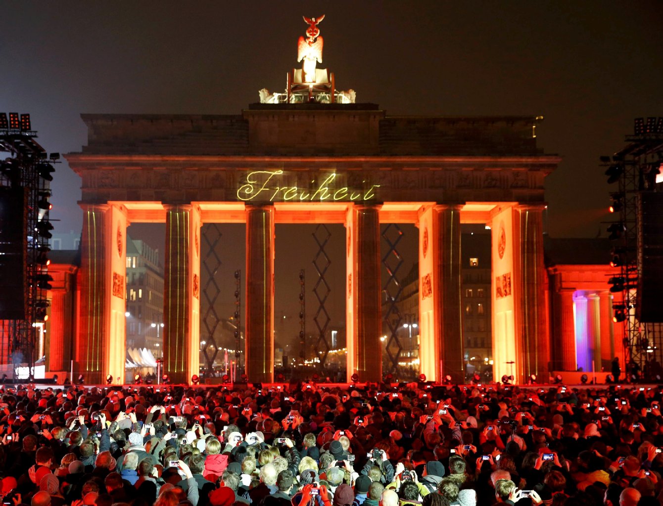 Das Brandenburger Tor erhielt eigens für die Feierlichkeiten einen leuchtenden Schriftzug.