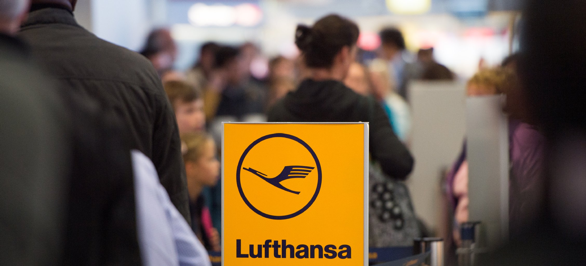 Reisende der Fluggesellschaft Lufthansa warten auf dem Flughafen Tegel.