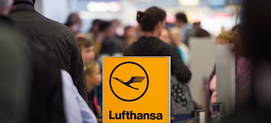 Reisende der Fluggesellschaft Lufthansa warten auf dem Flughafen Tegel.