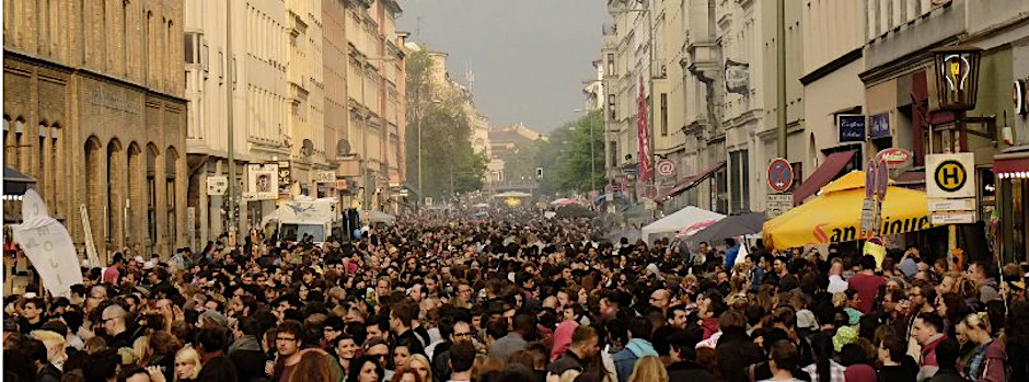 Besucher des Myfestes in Berlin-Kreuzberg.