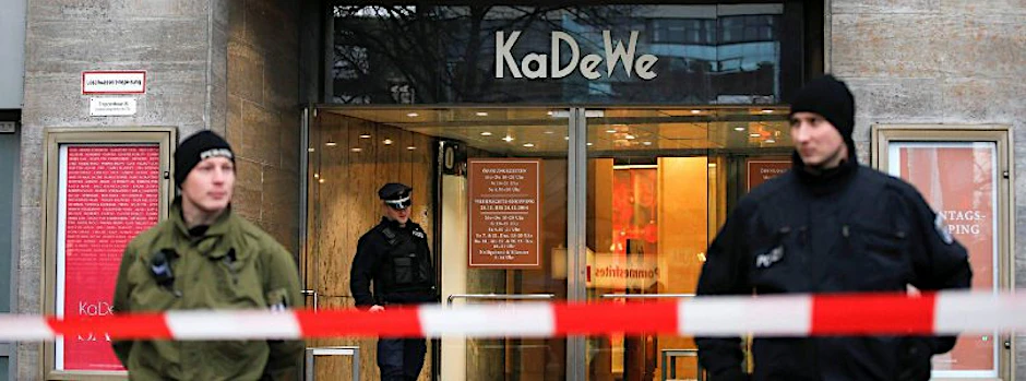 Nach der Tat im Dezember 2014 bewachten Polizisten den Eingang zum KaDeWe.