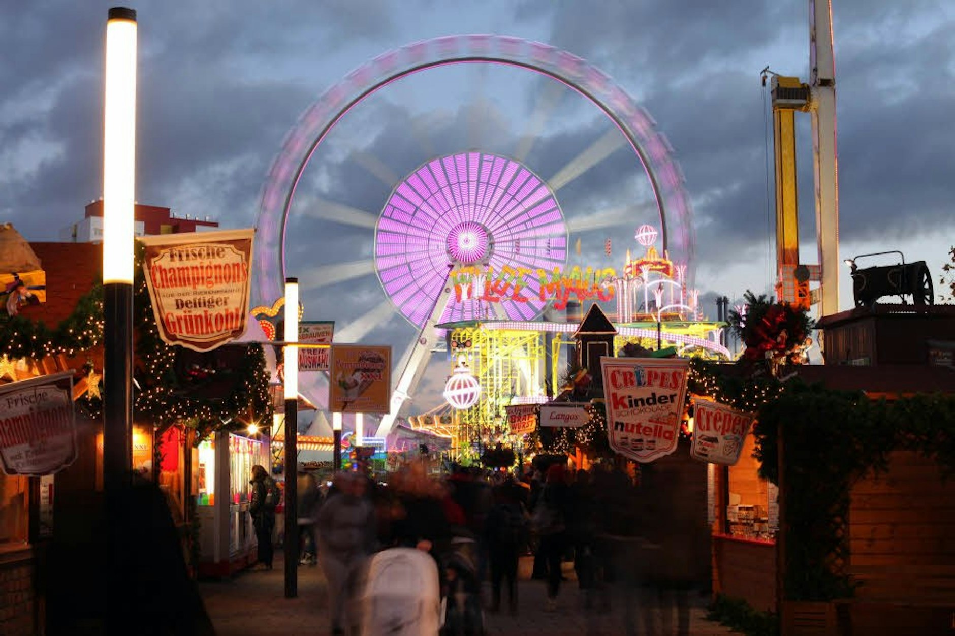 Weihnachtsmarkt am Alexa Berlin Schweigeminute nach tödlichem Sturz