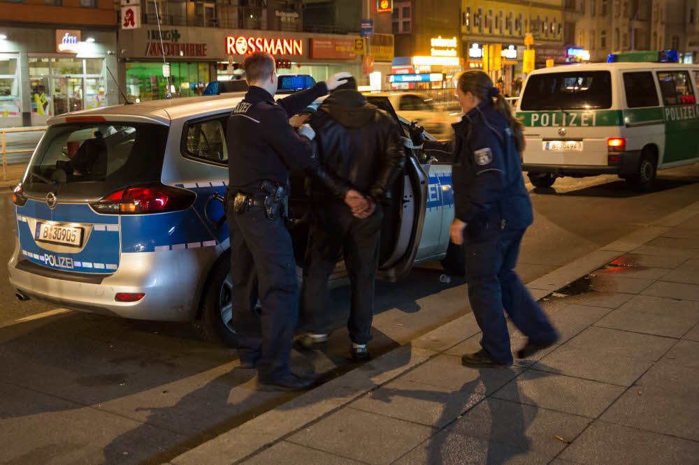 Betrunkene radeln auf der Stadtautobahn
