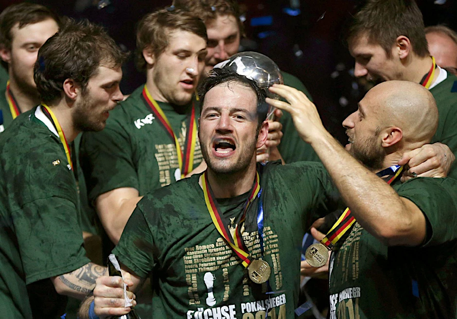 Den DHB-Pokal haben sich die Füchse im April geholt, hier jubelt Iker Romero (M). Folgt noch ein krönender Erfolg?