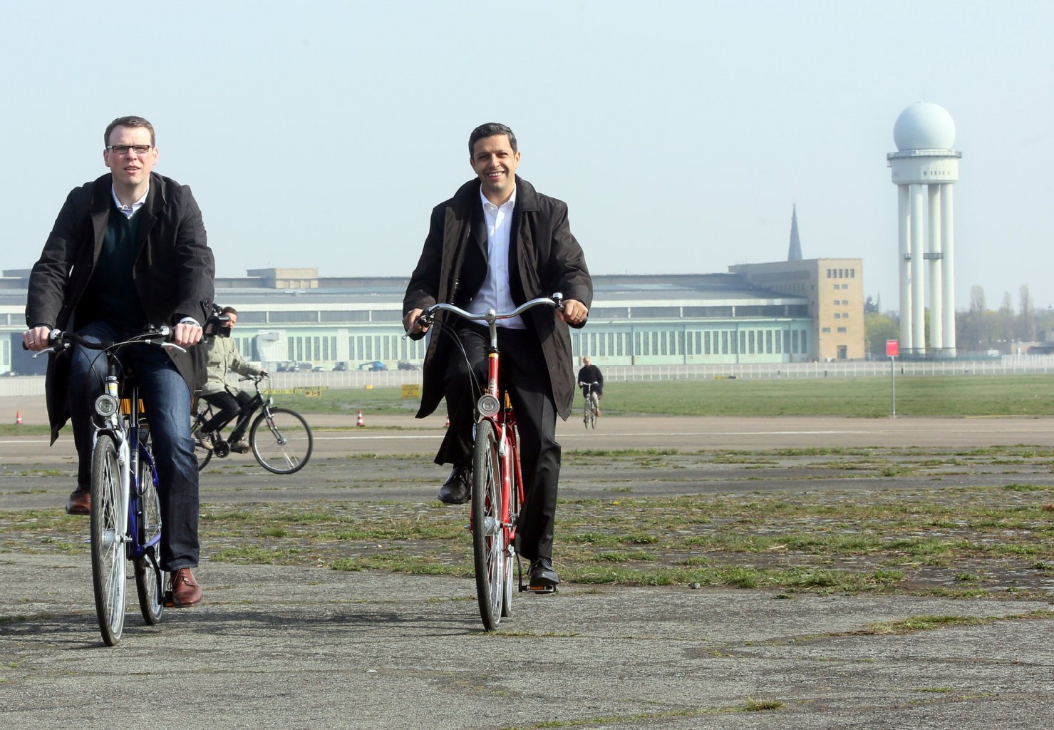 ...während die Vorsitzenden von SPD, Raed Saleh (r) und CDU, Florian Graf, auf dem Fahrrad für ihre Pläne werben. Natürlich vor Ort.