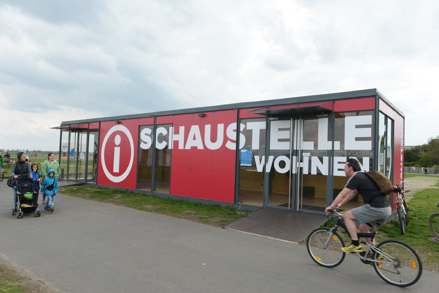 Doch in Berlin fehlt es an Wohnraum - das stärkste Argument der Befürworter einer Randbebauung. In diesem Container kann man sich über die Pläne des Senats informieren..