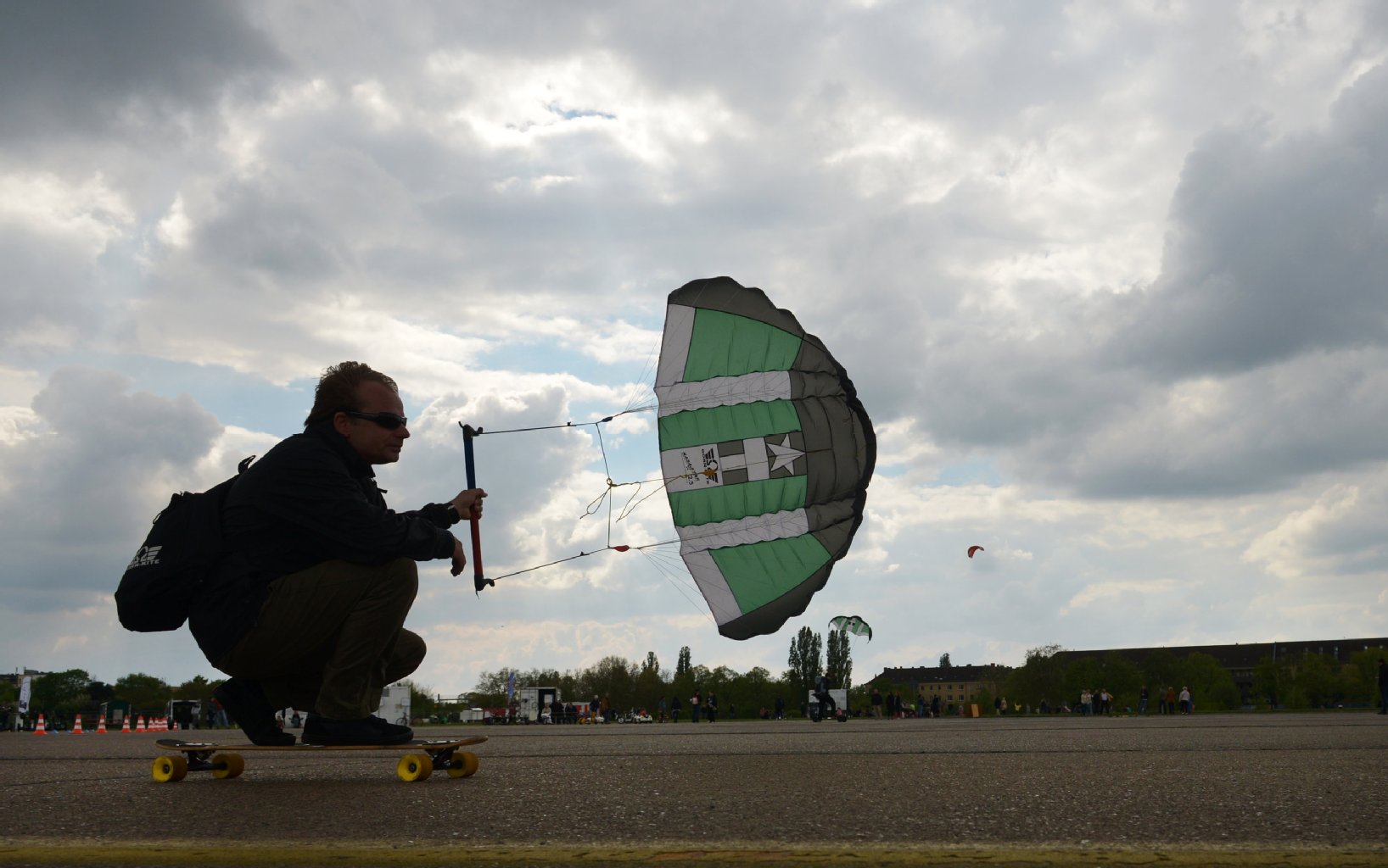 Viele Bürger fürchten um den riesigen, leeren Platz, der so viele Möglichkeiten bietet für Bewegung. Zum Beispiel, mit einem Longboard und Kite-Schirm die Startbahn entlang zu flitzen.