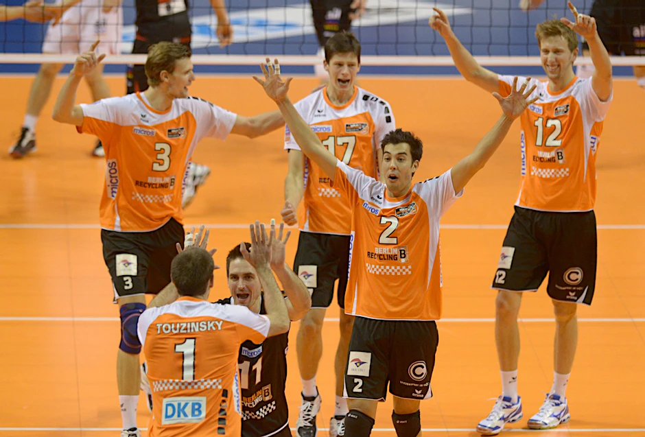 Seht her! Berlin Volleys - PV Lugano am 04.12.2013 in der Max-Schmeling-Halle in Berlin. Die Berliner Spieler Robert Kromm (l-r), Scott Touzinsky, Martin Krystof, Screcko Lisinac, Kawika Shoji und Paul Carroll freuen sich über einen Punktgewinn in der Volleyball Champions League
