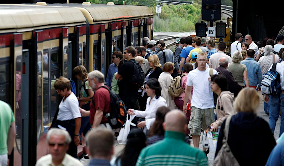 Überfüllte Waggons: Im Sommer 2009 fielen zahlreiche S-Bahnfahrten aus, da die Bahn die Züge in den Werkstätten technisch überprüfen musste.