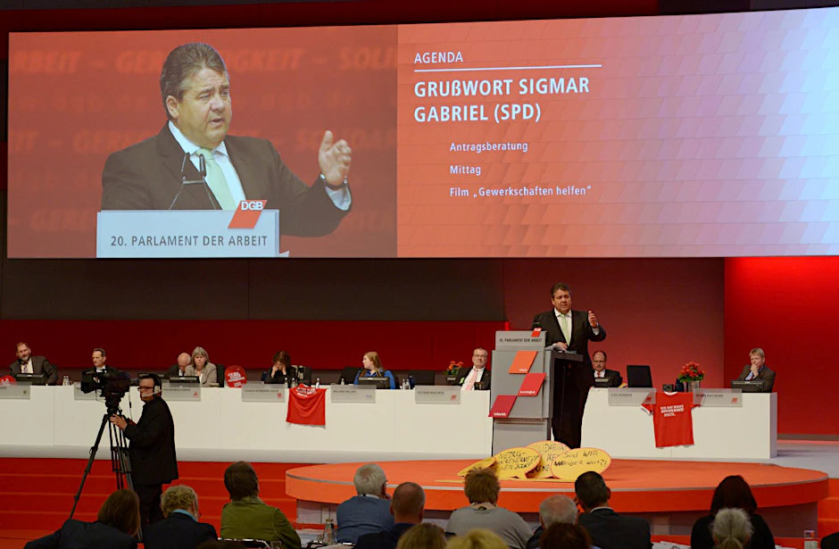 SPD-Chef Gabriel beim Deutschen Gewerkschaftsbund. Zu Beginn seiner Rede verneigte er sich demonstrativ vor dem ehemaligen DGB-Chef Sommer.