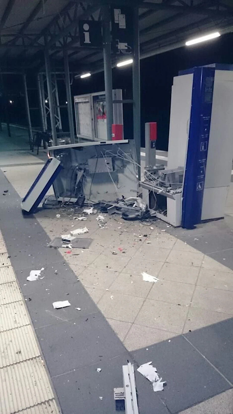 Gesprengter Fahrkartenautomat im S-Bahnhof Bergfelde.