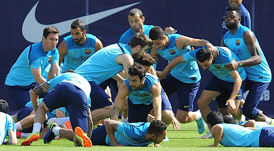 Sieht aus wie Feueralarm, ist aber nur das Aufwärmtraining der Fußballprofis des FC Barcelona. Für Luis! Oder für Tito?Weil Spaniens Meister im Spiel zwischen Barça und Atlético ermittelt wird, beschwören beide Klubs ihre Toten.