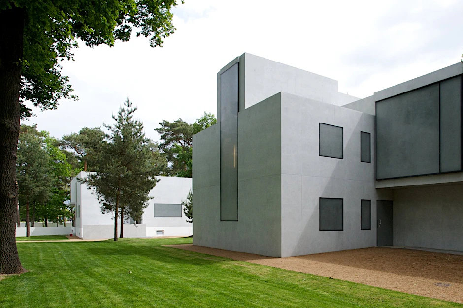 Betonhellgrauweiß auf grünem Rasen: Die neu errichteten Meisterhäuser von Walter Gropius (l.) und László Moholy-Nagy (r.) in Dessau.