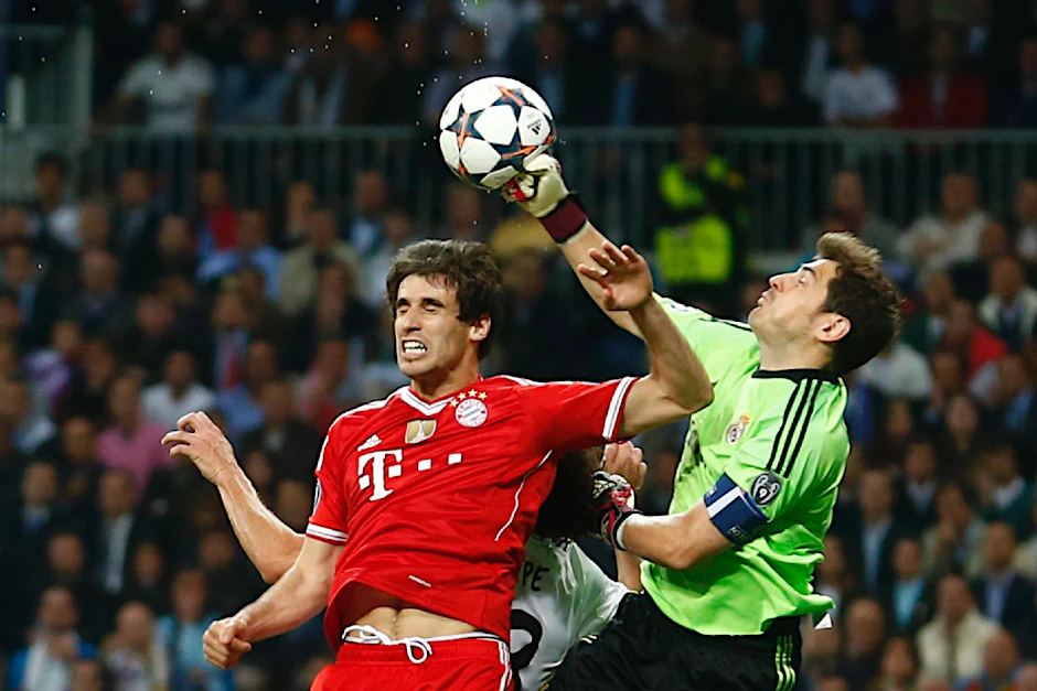 Sehr gelenkig, wenn nicht gerade verletzt: Javi Martínez (hier im Zweikampf mit Iker Casillas, dem Torhüter von Real Madrid).