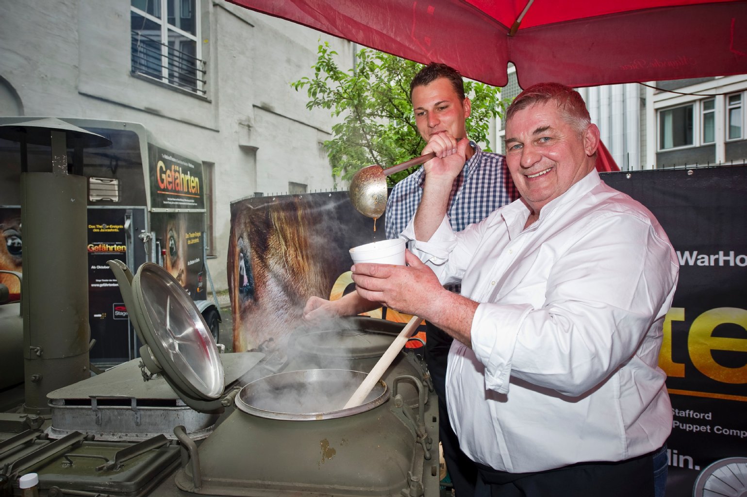 Guten Hunger: Schauspieler Heinz Hoenig verkaufte am Sonntagmittag Steckrübensuppe aus der Feldküche für die Besucher im Theater des Westens. Beim Tag der offenen Tür konnten Gäste hinter die Kulissen des aktuellen Theaterstücks „Gefährten“ schauen.