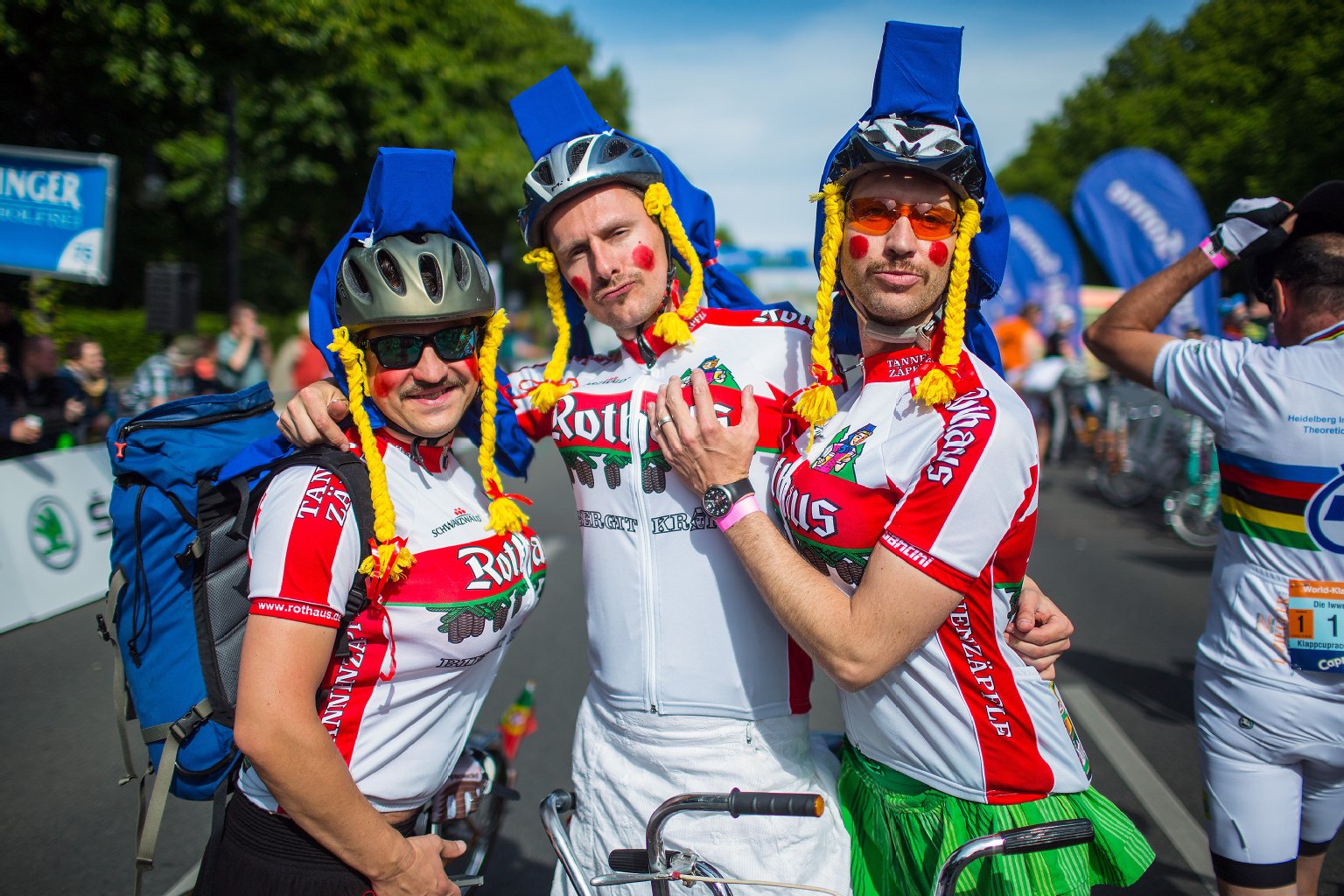 Nur mit Bart: Die Meisterschaft im Klappradfahren gehört zum lustigen Teil des Radrennens Velothon. Alle Teilnehmer müssen einen Bart tragen. An den weniger spaßigen, weil verregneten Rennen am Sonntag nahmen mehr als 13.000 Sportler und 120 Profis teil.