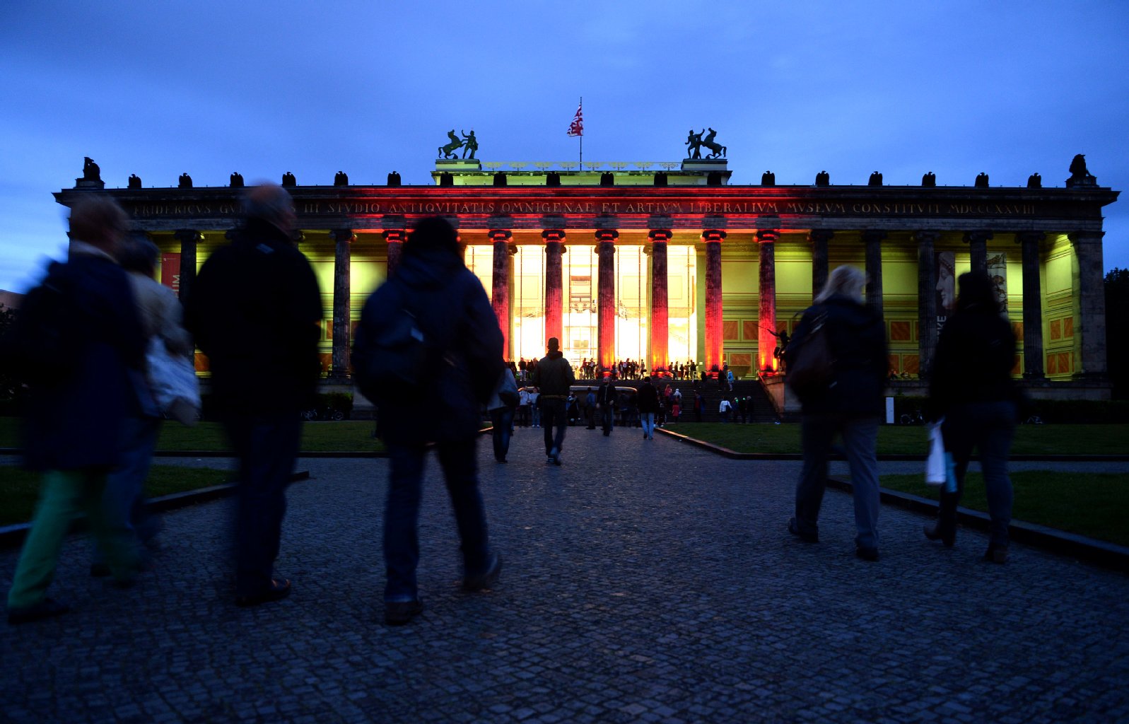 Kulturhauptstadt: Etwa 20.000 Menschen waren am Sonnabend bei der Langen Nacht der Museen unterwegs. 80 Museen und Gedenkstätten hatten geöffnet. Das Alte Museum (Foto) besuchten etwa 3500 Menschen.