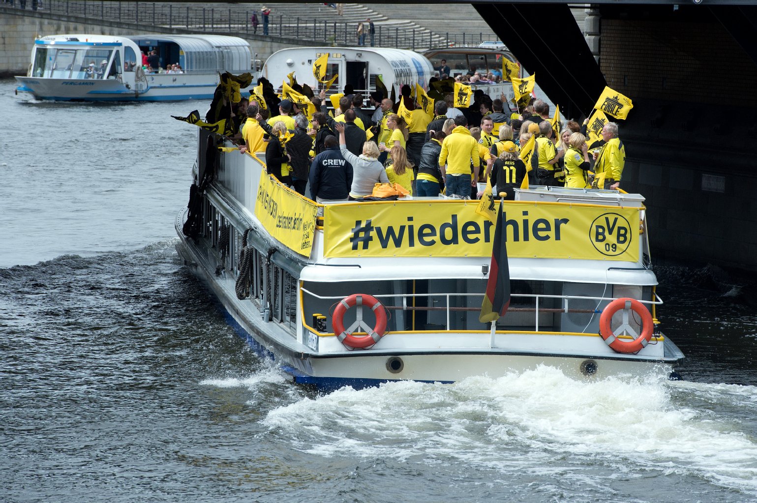 Auswärtsspiel: Gelb und rot leuchtete die Stadt am Wochenende. Tausende Bayern- und Borussia-Fans kamen zum DFB-Pokalfinale. Dortmund-Fans trafen sich am Breitscheidplatz, manche fuhren mit dem Dampfer auf der Spree. Die Laune war da noch prächtig.