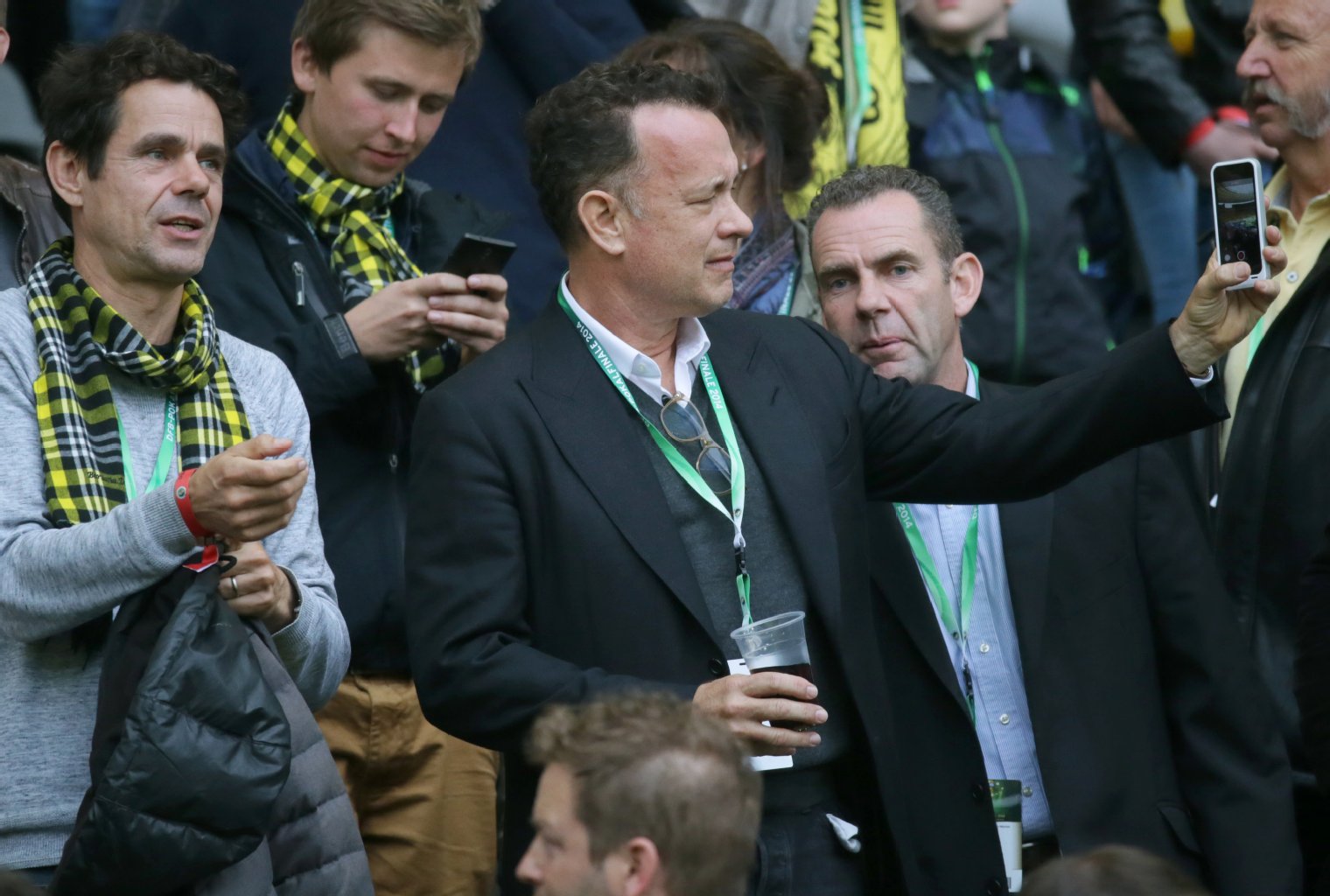 Final-Filmer: US-Schauspieler Tom Hanks hat sich am Sonnabendabend auf der VIP-Tribüne das DFB-Pokalspiel im Olympiastadion angesehen und dabei Handy-Fotos gemacht. Der Hollywood-Star dreht zurzeit mit Tom Tykwer (links) in Berlin.