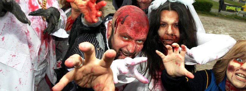 Nur mit Blut: Die Idee für den Zombie Run kommt aus den USA und zieht vor allem Leute an, denen Fitnessstudio und Joggen im Park zu langweilig geworden sind. Aber auch Zombiefans sind dabei und Karnevalisten wie das Brautpaar Erkan und Nuri.