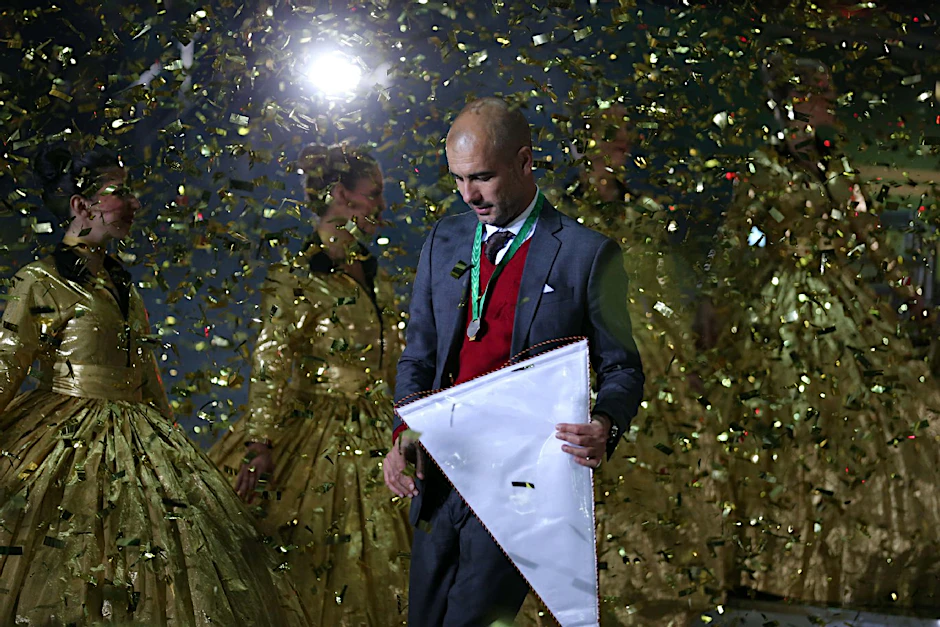 Ein Mann sieht Schwarz-Gelb: Bayern-Trainer Pep Guardiola trotzt dem Konfettiregen und wappnet sich für das unausweichlich auf ihn zukommende Ekelritual der Bierdusche.
