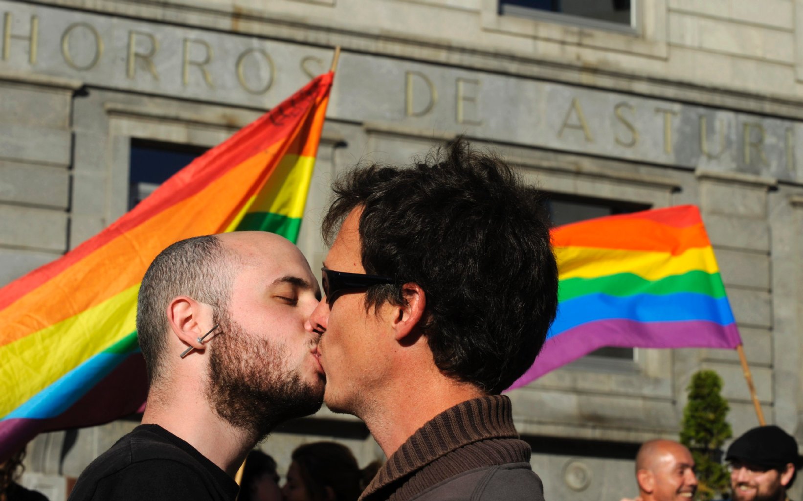 Männerküsse: Am Sonnabend war der Internationale Tag gegen Homophobie. Mehrere tausend Menschen haben in Berlin gegen Schwulenfeindlichkeit demonstriert. Der Protestmarsch zog vom Wittenbergplatz zum Alexanderplatz. Überall wurde geknutscht.