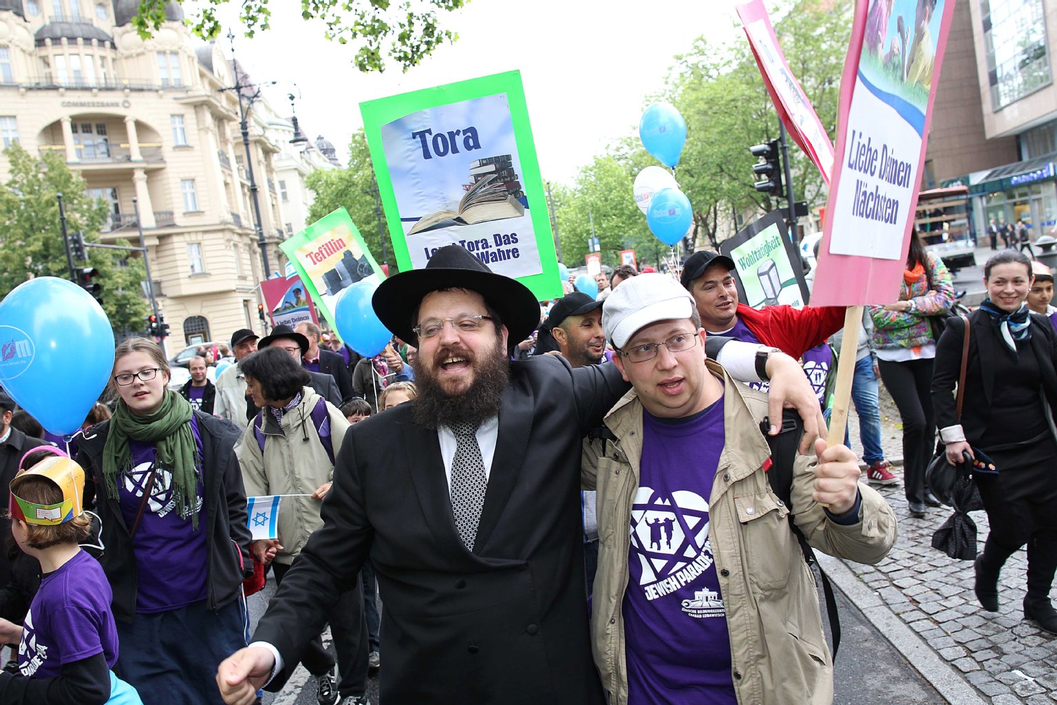 Toleranter Zug: Eine jüdische Parade für Frieden und Toleranz startete am Sonntagnachmittag am Olivaer Platz anlässlich des jüdischen Feiertages Lag baOmer.
