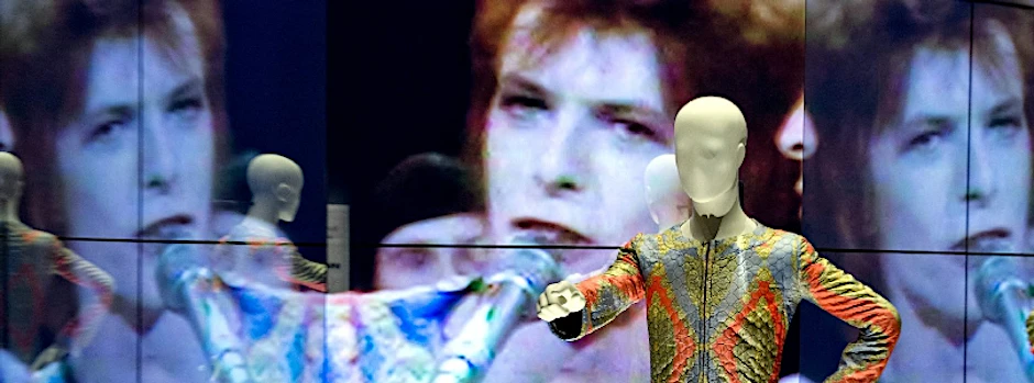 Ein spiegelnder Film zeigt in der Ausstellung «David Bowie» einen Auftritt Bowies bei der BBC im Jahr 1972.