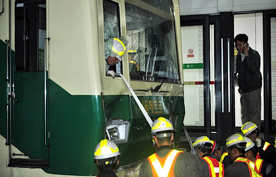 Aufräumarbeiten nach dem U-Bahn-Unglück in Seoul.
