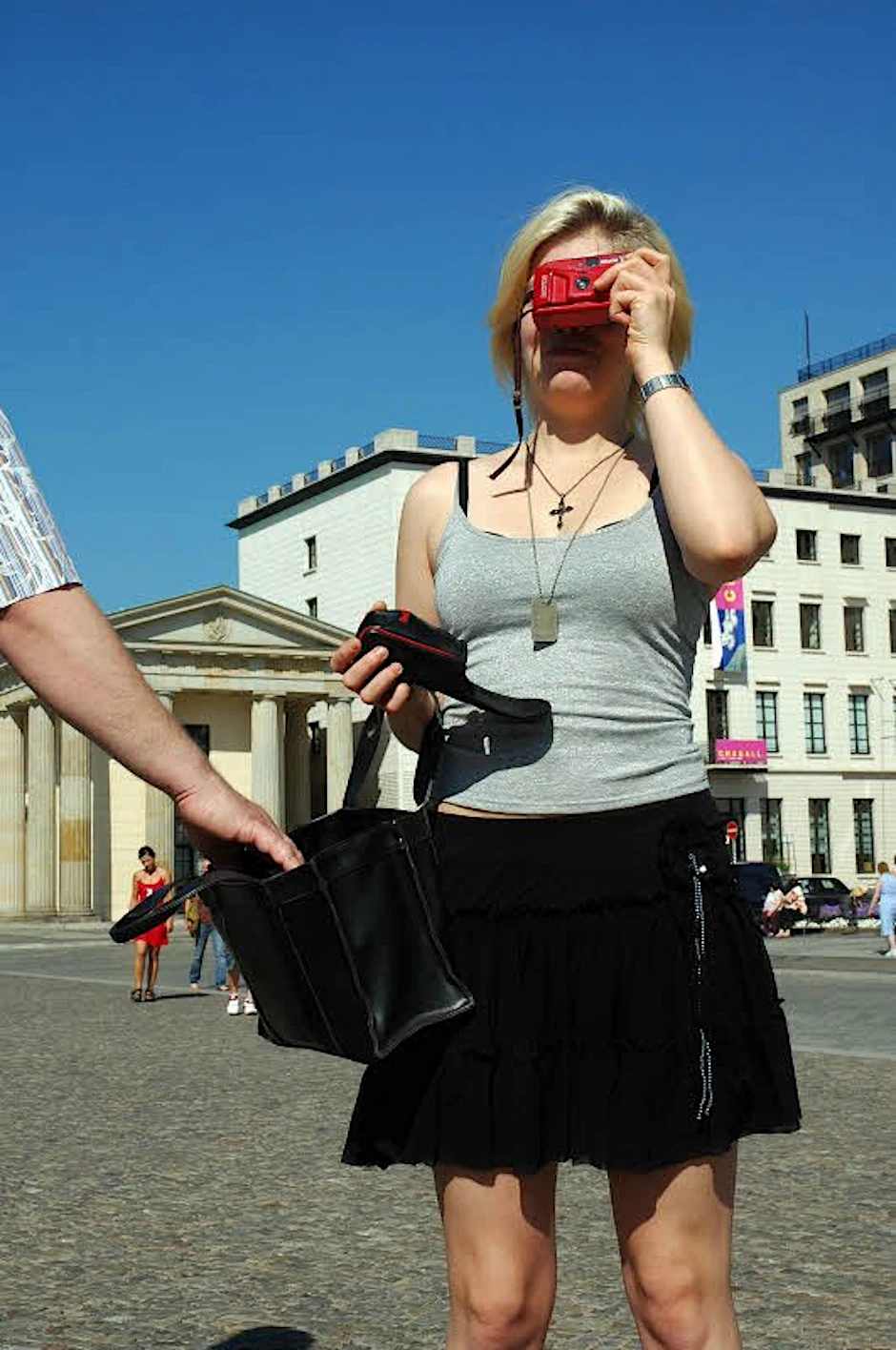 Unter falschem Vorwand oder mit gezielten, raschen Handgriffen verschaffen sich die Diebe Zugang zur Handtasche. Es sind oft geübte Professionelle.
