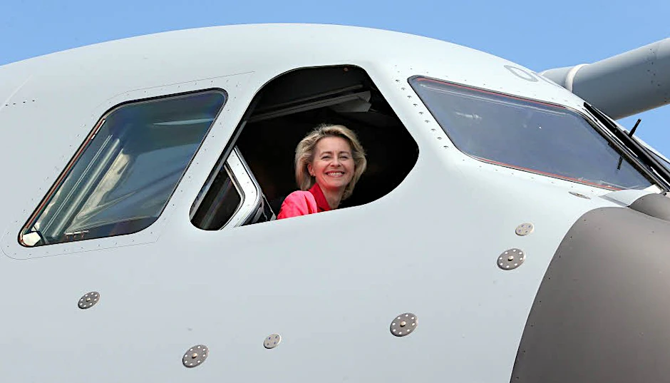 Dieses Rüstungsprojekt gefällt Ministerin Ursula von der Leyen offensichtlich. Sie sitzt im Cockpit des Transportflugzeugs Airbus A340 M.