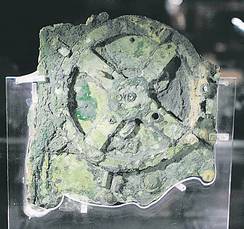 Das größte Fragment des Mechanismus von Antikythera steht im Archäologiemuseum in Athen.