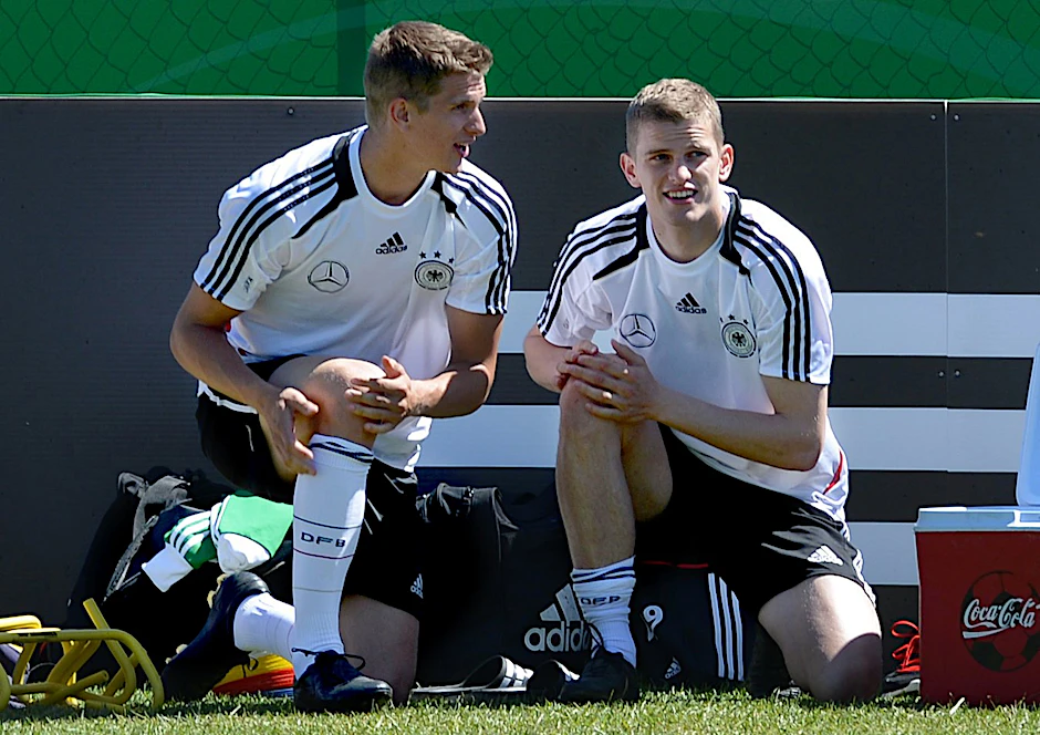 Die Zwillinge Lars Bender (l) und Sven Bender können beide krankheitsbedingt nicht spielen.