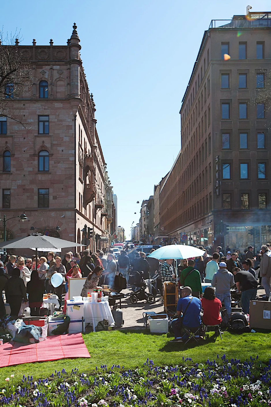 Traubenhyazinthen in den Beeten und Hühnchenspieße auf dem Grill: So idyllisch ging es mitten in Helsinki zu beim letzten „Restaurant Day“ am 17. Mai.