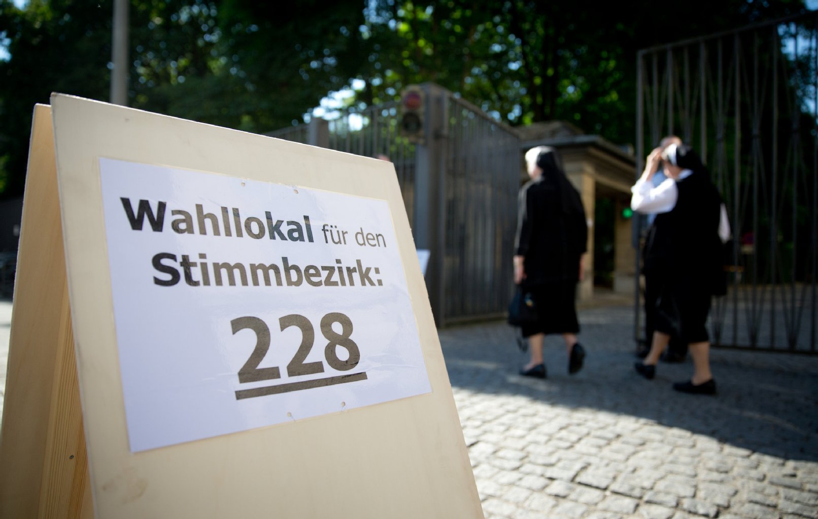 Schwestern von den Dillinger Franziskanerinnen gehen am 25.05.2014 in Berlin für die Europawahl zum Wahllokal.