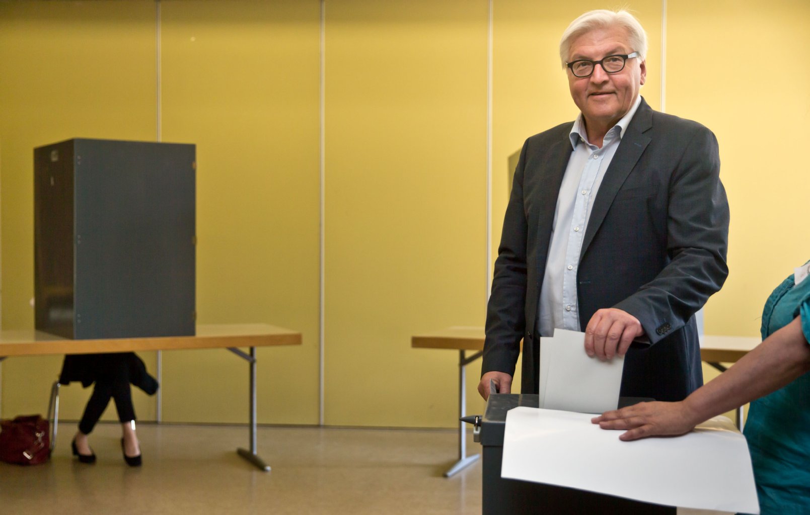 Bundesaußenminister Frank-Walter Steinmeier (SPD) gibt am 25.05.2014 in Berlin seinen Stimmzettel für die Europawahl ab.
