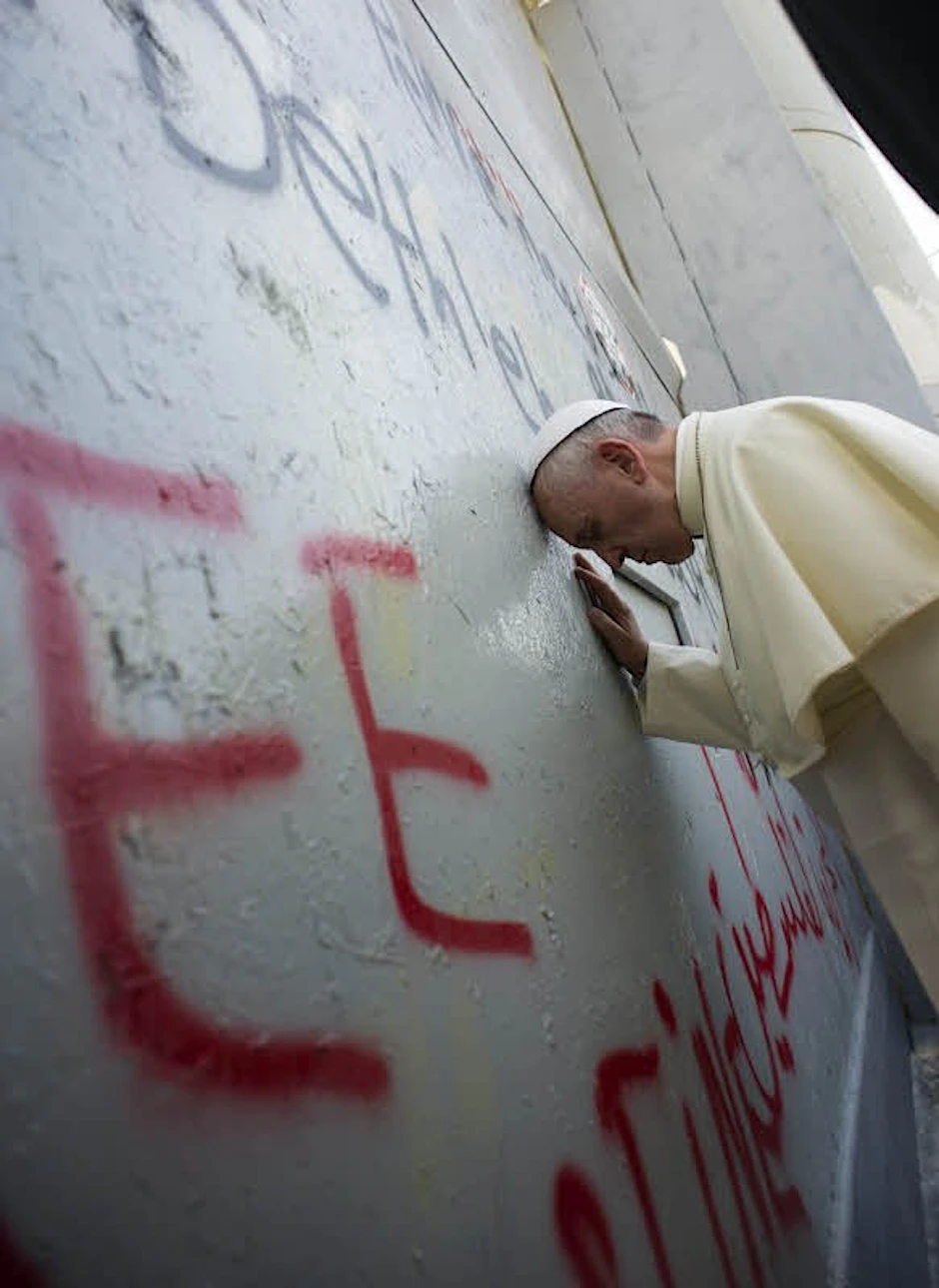 Geste der Nähe: Der Papst berührt die israelische Trennmauer.