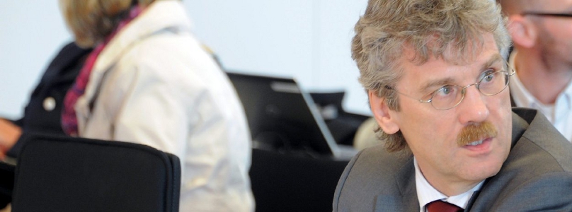 Auf ihm lag die Hoffnung, die technisch verbaute Entrauchungsanlage neu zu konstruieren. Doch Ende Mai 2014 werden Korruptionsvorwürfe gegen Technikchef Jochen Großmann öffentlich. Seither ist er beurlaubt.