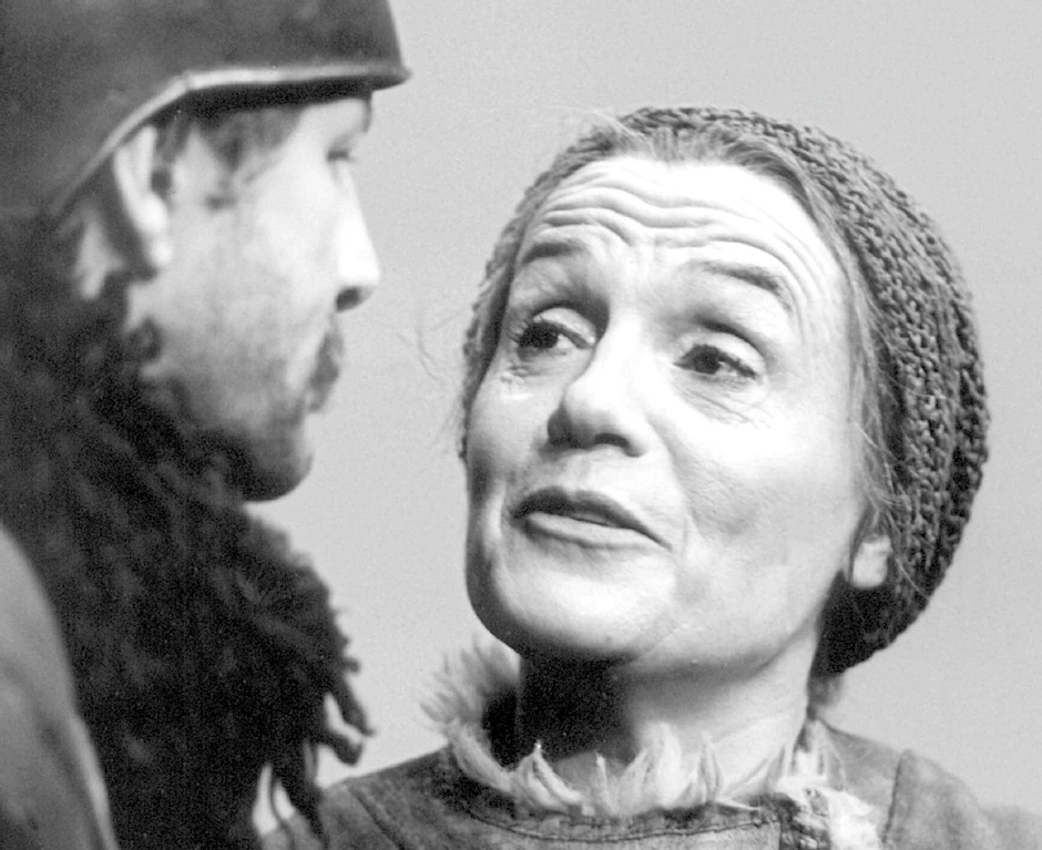 Gisela May - hier 1978 als Mutter Courage mit Peter Aust in einer Aufführung am Berliner Ensemble.