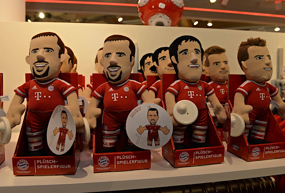 Der FC Bayern München eröffnete im vergangenen Jahr einen neuen Fanshop neben der A8-Autobahnraststätte Irschenberg (Bayern).