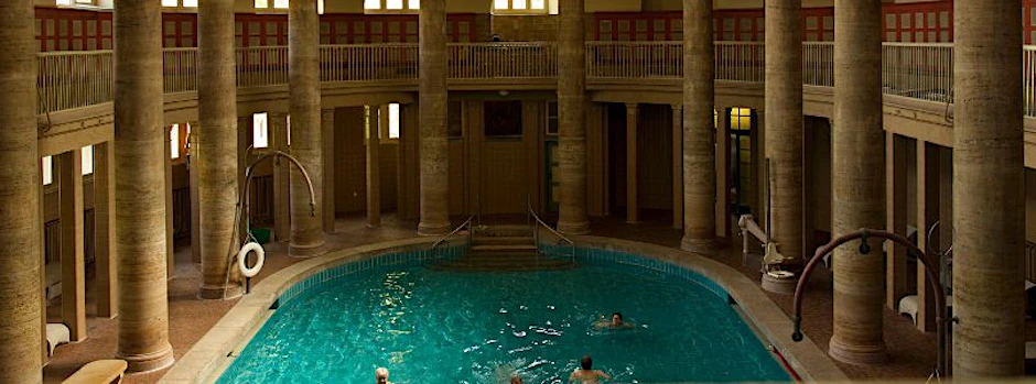 Das Stadtbad Neukölln wird 100 Jahre alt. Architekt Reinhold Kiehl entwarf dem Vorbild einer antiken Therme folgend ein Ensemble aus Stadtbad und Volksbibliothek.