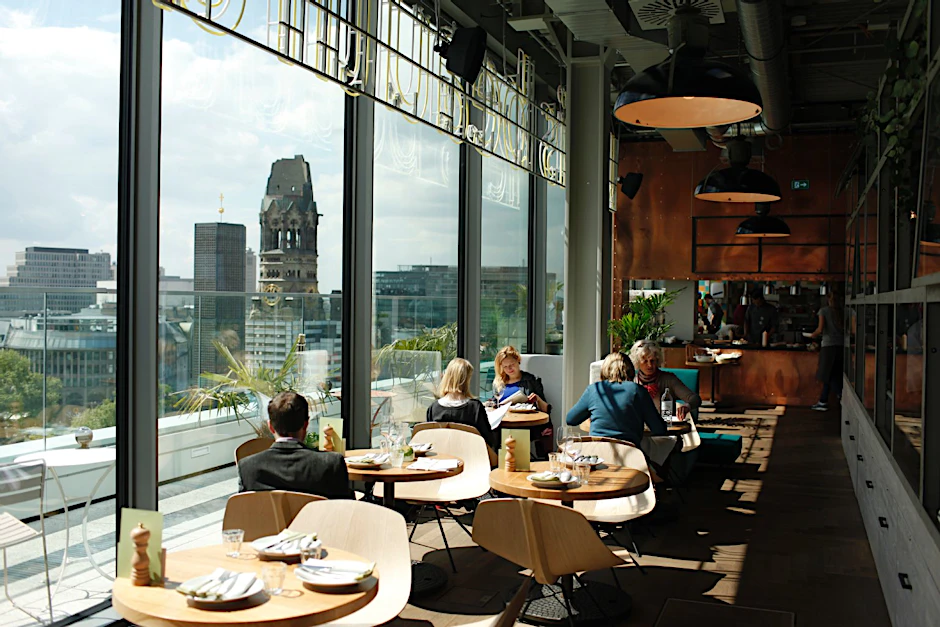 West-Berliner Prachtpanorama – und dazu: vegetarische Gerichte ab 6 Euro, Fisch ab 11, Fleischgerichte ab 9 Euro, jeweils in der kleinen Portion.