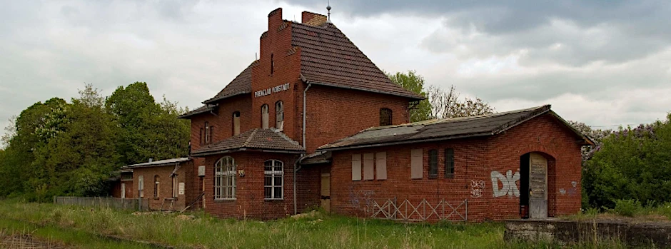 Reinhart Müller-Zetzsche hat mit seiner Frau das Bahnhofsgebäude "Prenzlau-Vorstadt" gekauft und baut es zum Wohnhaus um.
