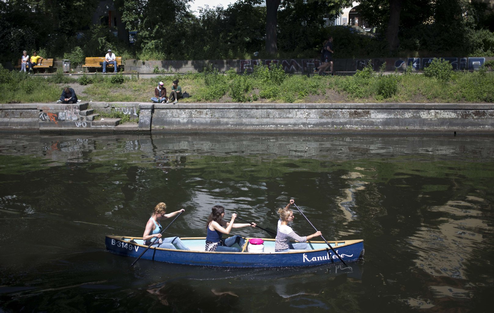 Bei schönem Wetter lässt es sich gut paddeln im Landwehrkanal.