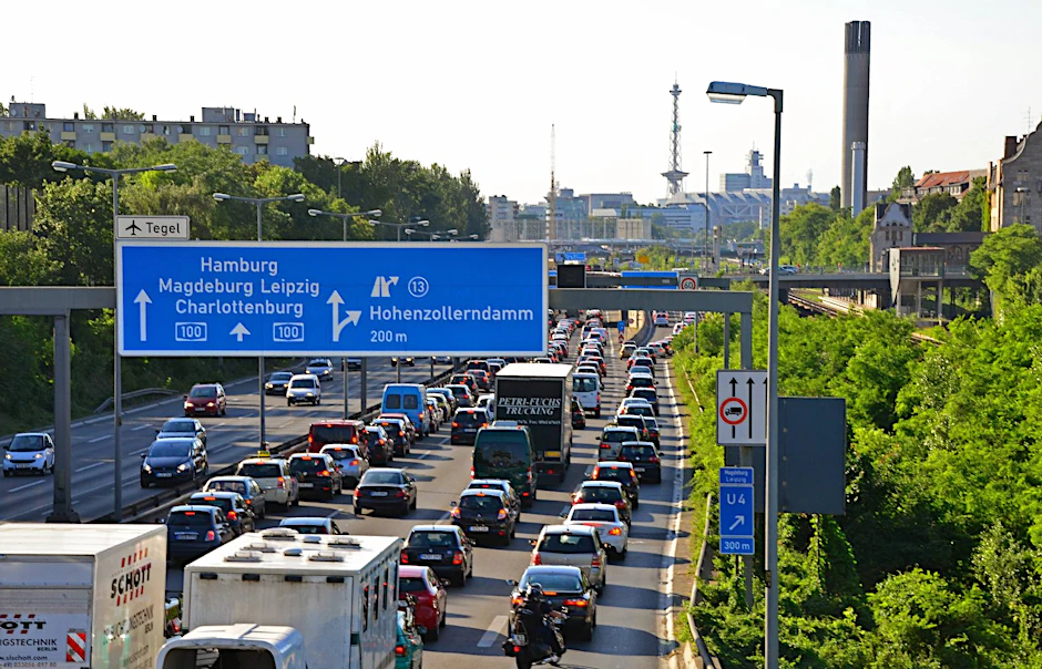 Vorsicht Staugefahr: Wegen der vielen Reisenden wird es voll auf den Autobahnen.