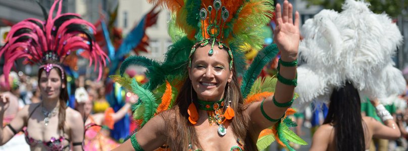 Bei 34 Grad eröffnet die Truppe "Sapucaiu no Samba" den Umzug beim Karneval der Kulturen in Berlin (08.06.2014).