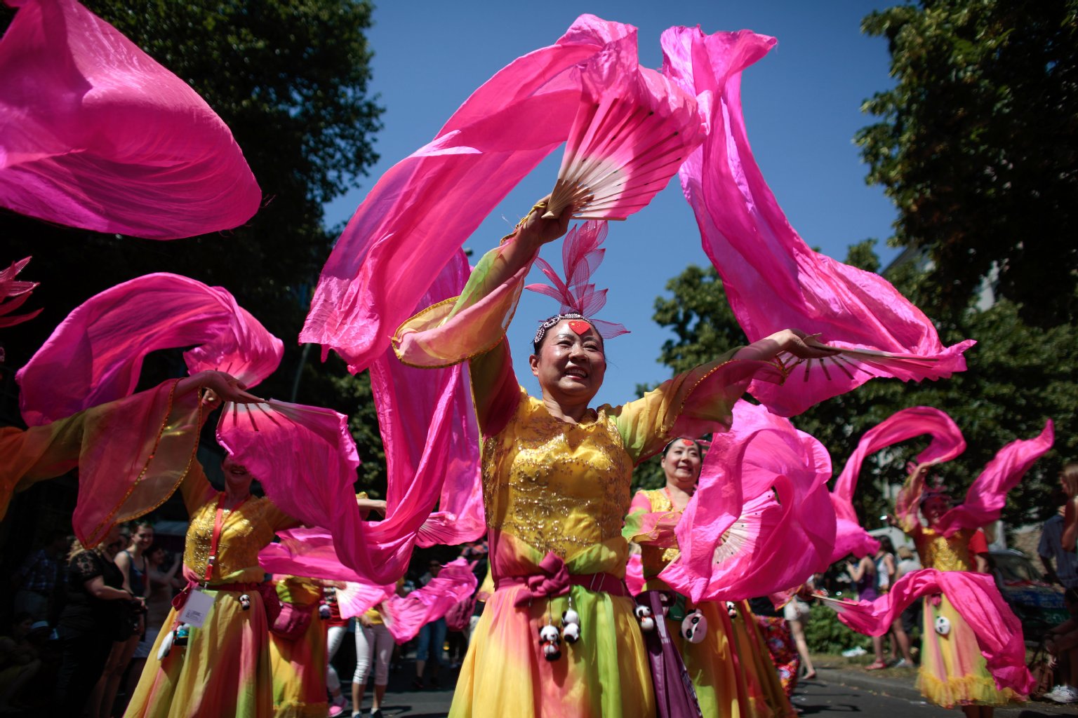 Es folgen weitere Bilder vom Umzug beim Karneval der Kulturen in Berlin ...